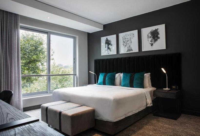 이그제큐티브 룸, The Capital Empire