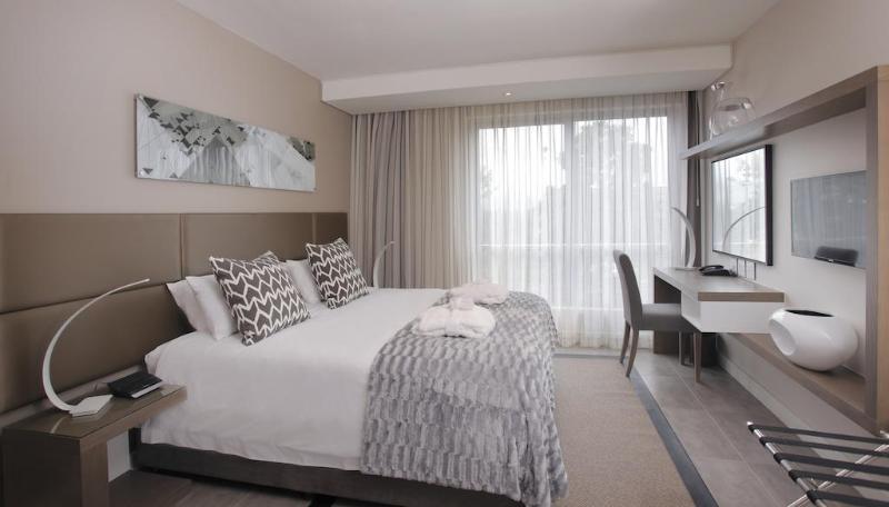 스탠다드 룸, The Capital Empire