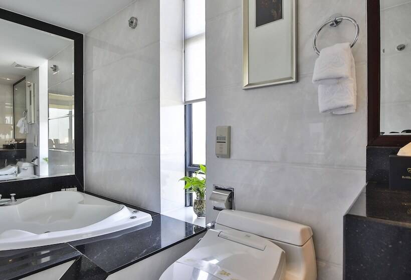 سوئیت با چشمانداز رودخانه, Brilliant Hotel Afternoon Tea Inclusive