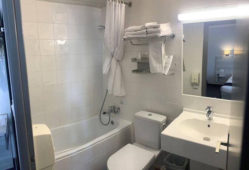 Номер Стандарт Трехместный, Campanile Grenoble Centre Gare