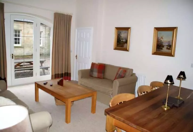 ２ベッドルームハウス, Eshott Hall
