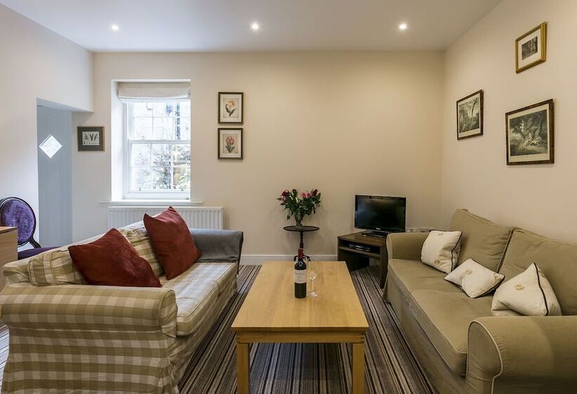 ２ベッドルームハウス, Eshott Hall