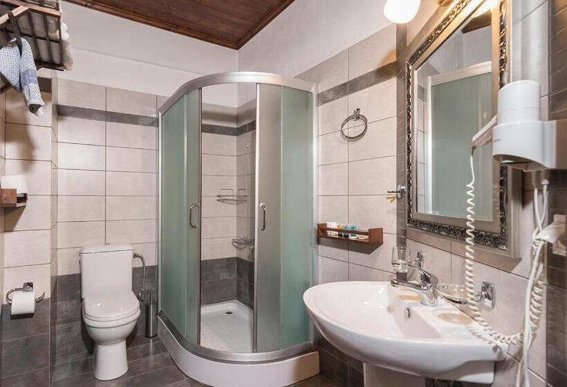 חדר סופריור לשלושה, Oreades