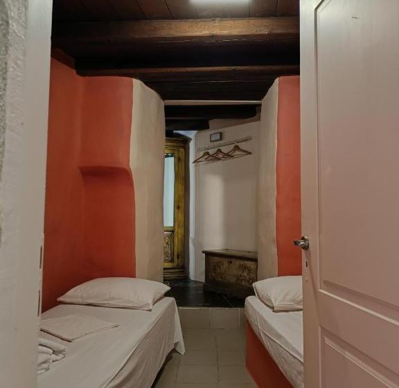 סוויטה משפחתית, Petropoulakis Tower