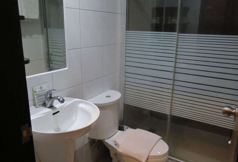 اتاق لوکس با تخت بزرگ, The Pinnacle Hotel And Suites