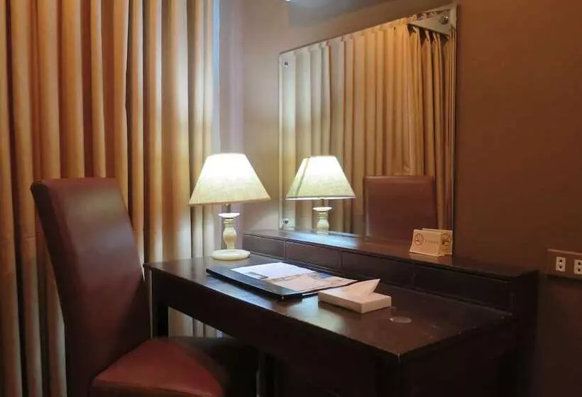 キングサイズベッドのデラックスルーム, The Pinnacle Hotel And Suites