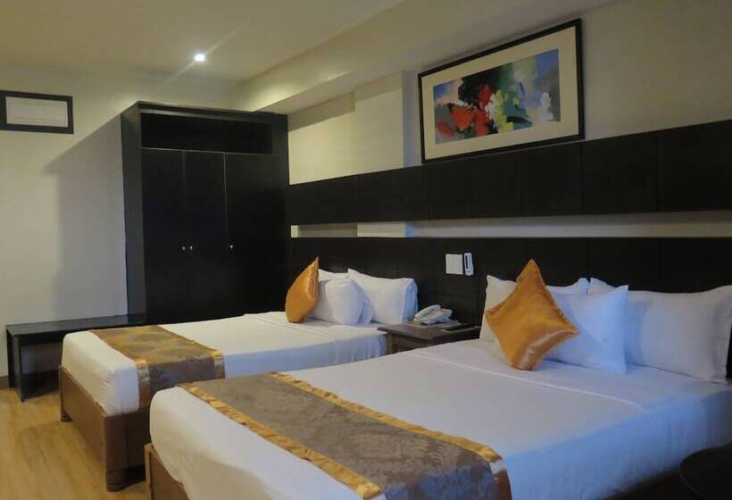 اتاق لوکس با تخت بزرگ, The Pinnacle Hotel And Suites