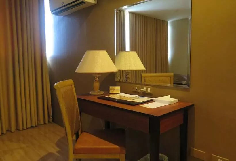 キングサイズベッドのデラックスルーム, The Pinnacle Hotel And Suites