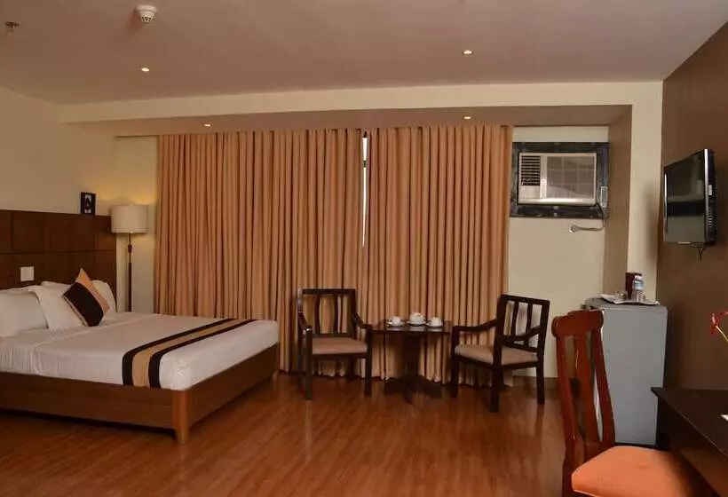 キングサイズベッドのデラックスルーム, The Pinnacle Hotel And Suites