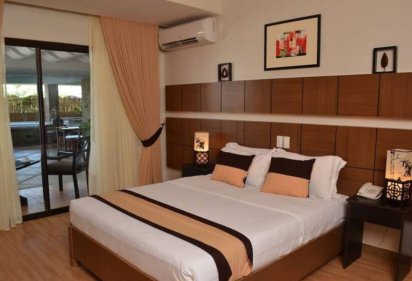 اتاق لوکس با تخت بزرگ, The Pinnacle Hotel And Suites