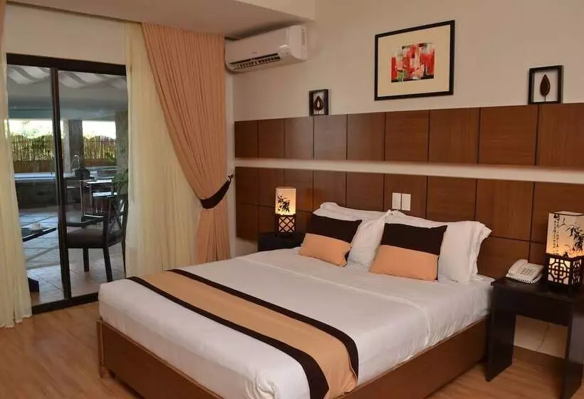 キングサイズベッドのデラックスルーム, The Pinnacle Hotel And Suites