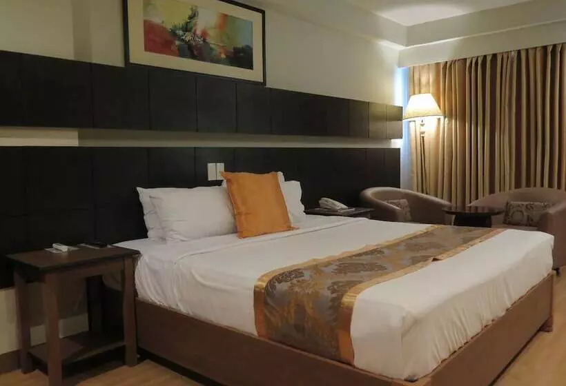 キングサイズベッドのデラックスルーム, The Pinnacle Hotel And Suites