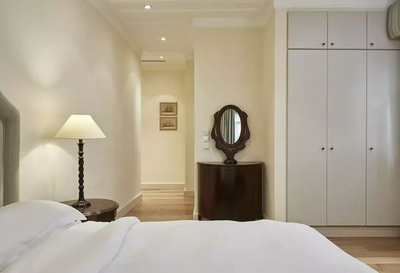 سوییت جونیور, The Captain S House Boutique