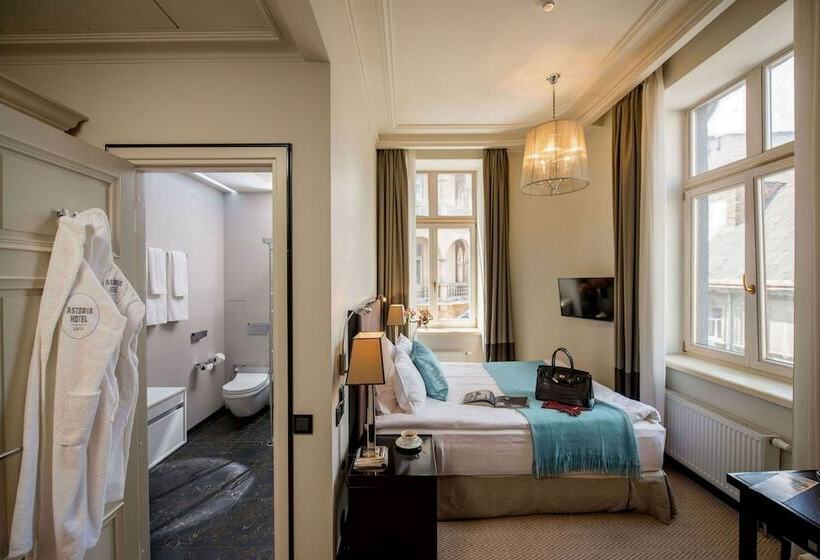 اتاق کلاسیک, Astoria