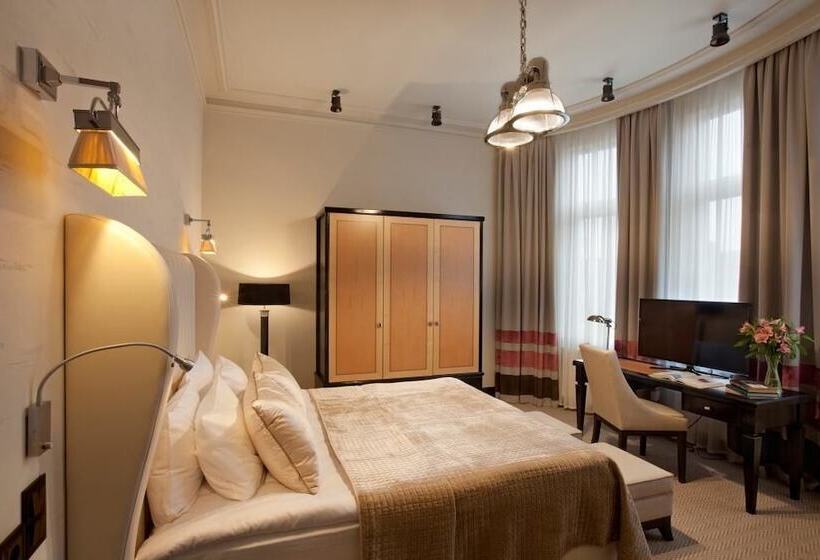 اتاق سوپریور, Astoria