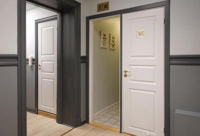 اتاق استاندارد چهارنفره با سرویس بهداشتی مشترک, Cochs Pensjonat