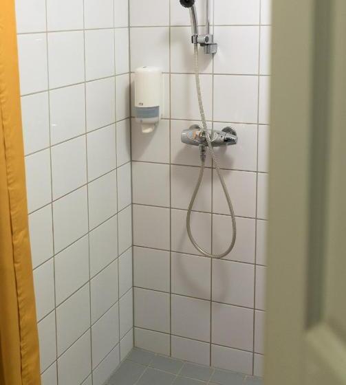 اتاق استاندارد چهارنفره با سرویس بهداشتی مشترک, Cochs Pensjonat