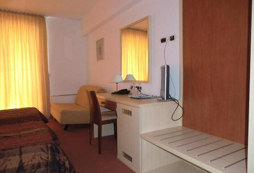 اتاق استاندارد سه تخته با بالکن, Krek Superior