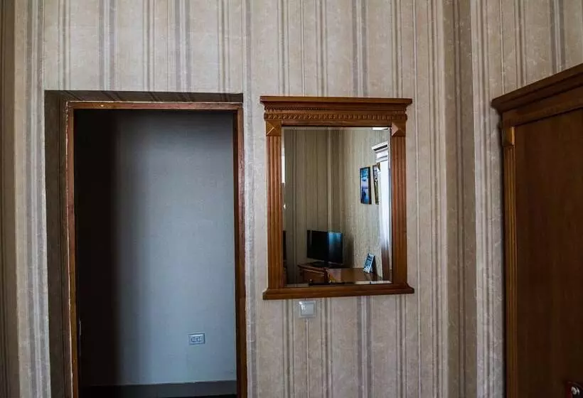 Chambre Economy, Mayak