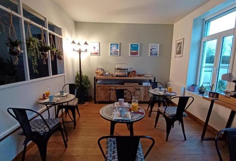 غرفة قياسية مطلّة علي الحديقة, La Carte Postale