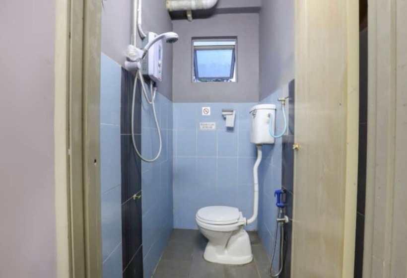 מיטה בחדר משותף, Spot On 90449 Bed Station Guest House Dormitory