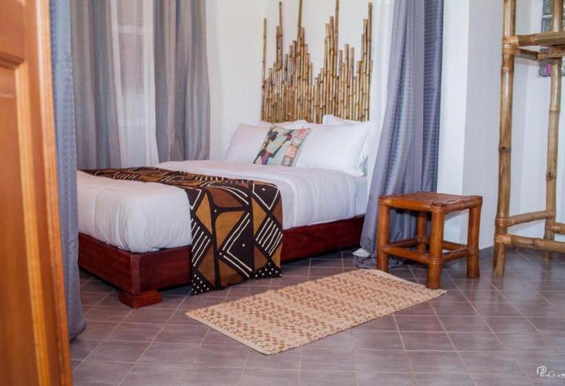 سوییت لوکس, Village Noah