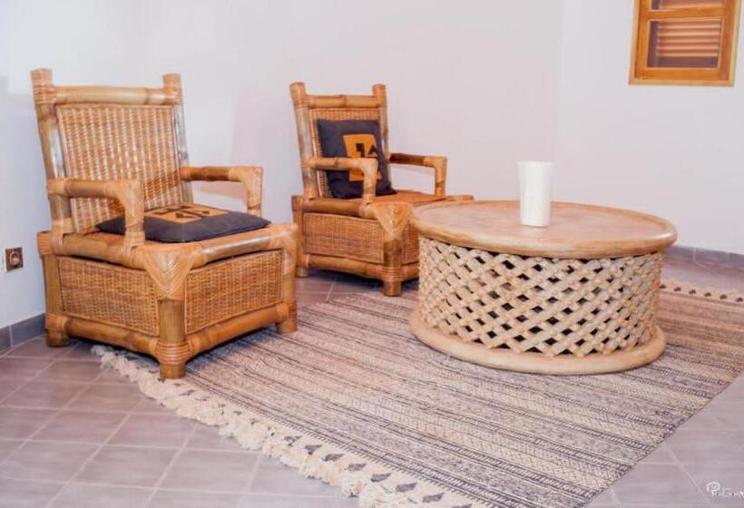 سوییت لوکس, Village Noah