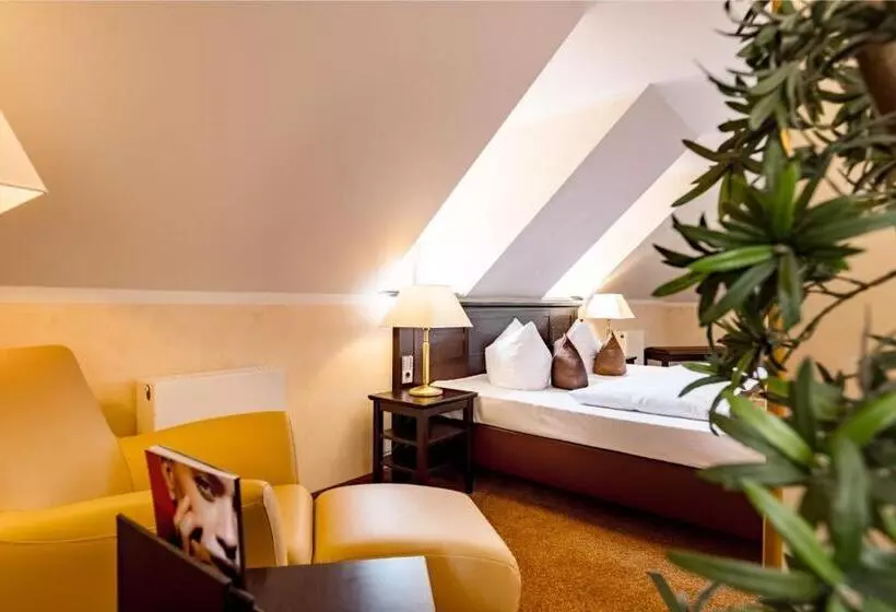 Junior Suite Garden View, Burghotel Staufeneck