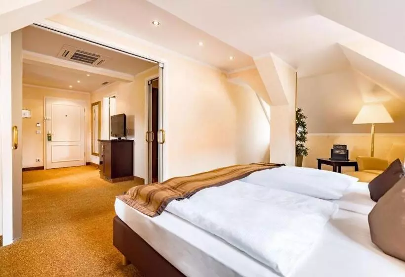 Junior Suite Garden View, Burghotel Staufeneck