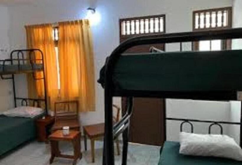 سرير فى غرفة مشتركه, Topaz Beach