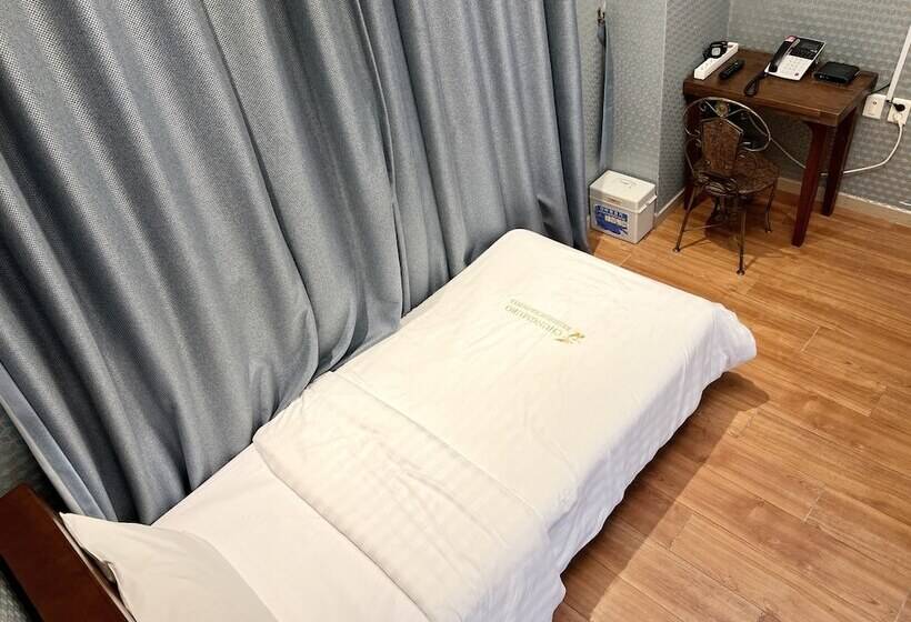 Quarto Estandar, Myeongdong Merlin