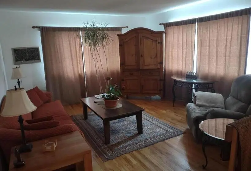 ２ベッドルームハウス, Rocky Mountain Inn