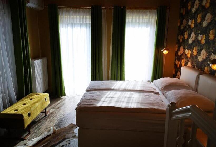Полулюкс Повышенной Комфортности, Aparthotel Goldener Hahn Apartments