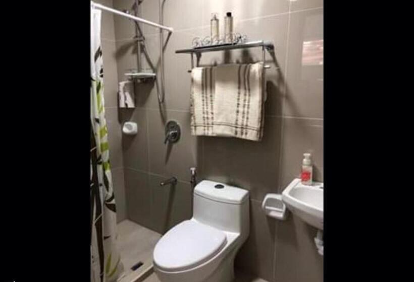 غرفة قياسية مزوَّدة بشُرفة, Sn David Apartelle