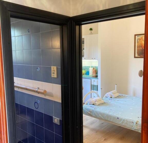 スタンダード４人部屋, Oasi Del Cuore   Due Graziose Camere Con Vista Mare A 7 Min Dal Mare Di Castiglioncello