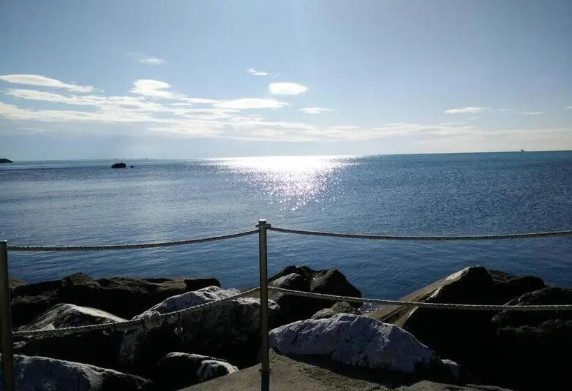 Triple Room Sea View, Oasi Del Cuore Due Graziose Camere Con Vista Mare A 7 Min Dal Mare Di Castiglioncello