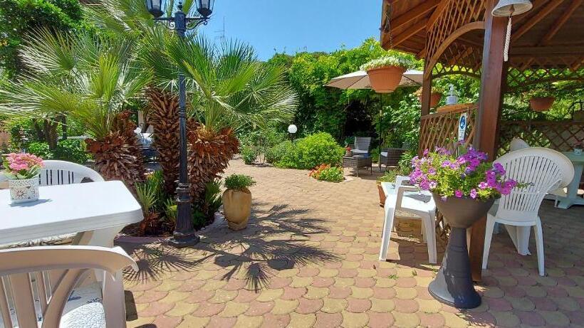 غرفة قياسية ثلاثية, Residenza Villa I Nidi