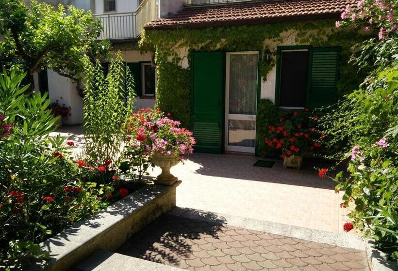 غرفة قياسية ثلاثية, Residenza Villa I Nidi