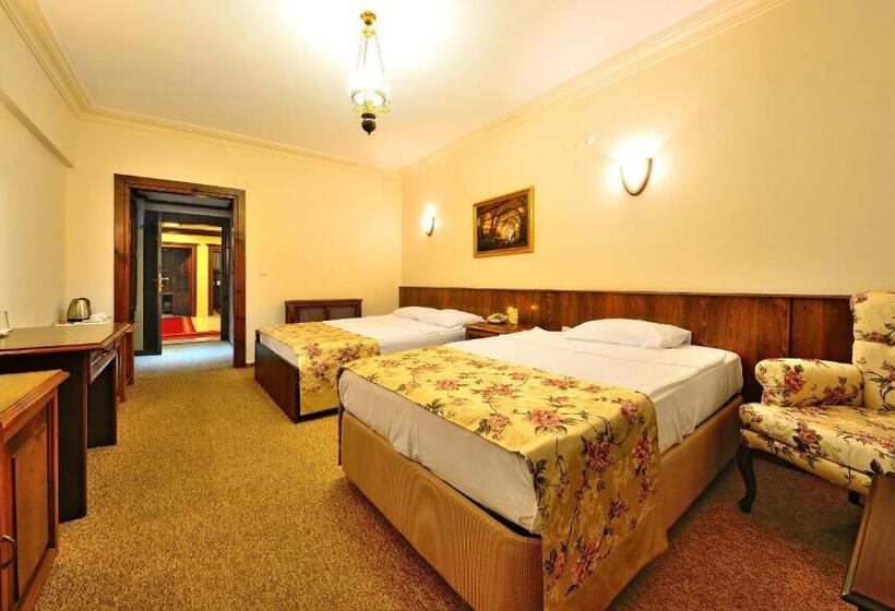 חדר סטנדרט לשלושה, Baglar Saray