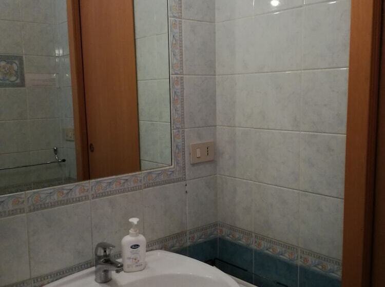 اتاق استاندارد یک تخته با سرویس بهداشتی مشترک, Testa Gioacchino B&b