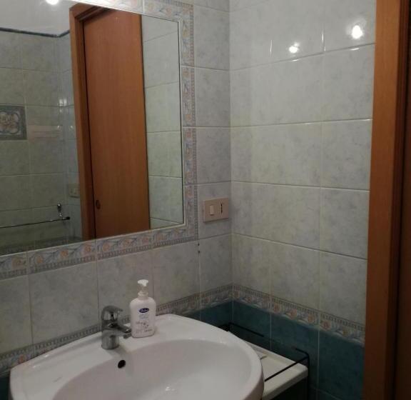 اتاق استاندارد یک تخته با سرویس بهداشتی مشترک, Testa Gioacchino B&b