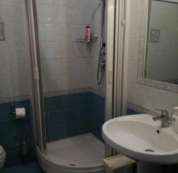 اتاق استاندارد یک تخته با سرویس بهداشتی مشترک, Testa Gioacchino B&b