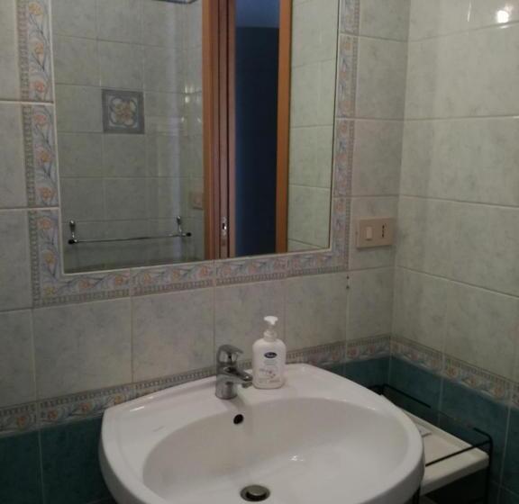 اتاق استاندارد یک تخته با سرویس بهداشتی مشترک, Testa Gioacchino B&b