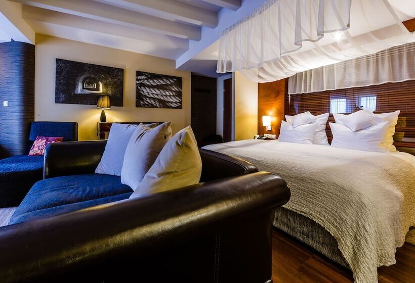 استودیوی استاندارد, Grand Hotel Boutique