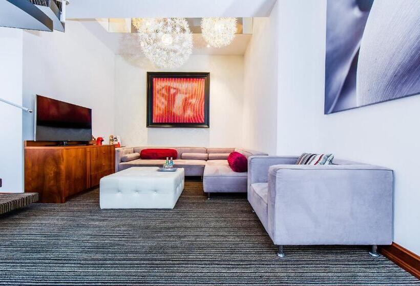 استودیوی استاندارد, Grand Hotel Boutique