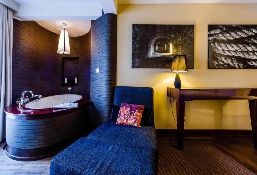 استودیوی استاندارد, Grand Hotel Boutique