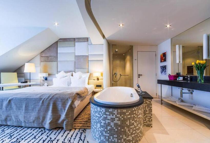 استودیوی استاندارد, Grand Hotel Boutique