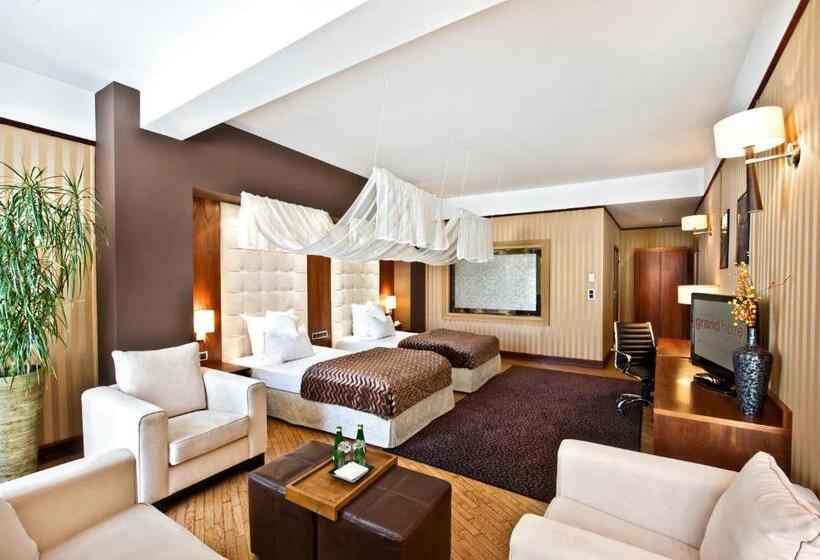 استودیوی استاندارد, Grand Hotel Boutique