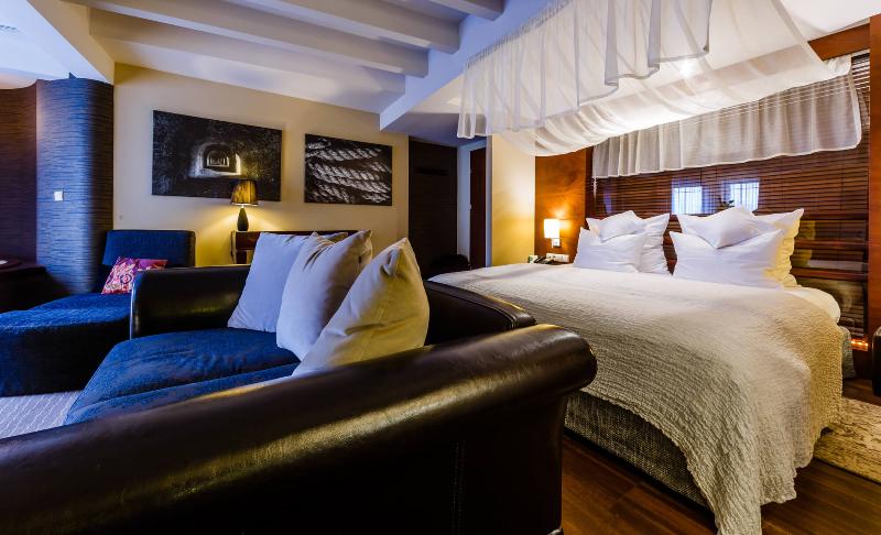 استودیوی استاندارد, Grand Hotel Boutique