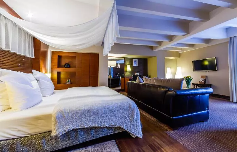 スタンダードスタジオ, Grand Hotel Boutique